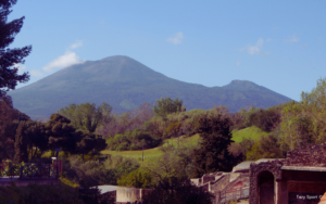 Tazy Sport devant le Mont Vesuve avant un match du Napoli