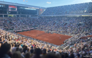 Coach Tazy devant le match Alcaraz / Zverev sur le court central Philippe Chatrier aux Internationaux de France ATP