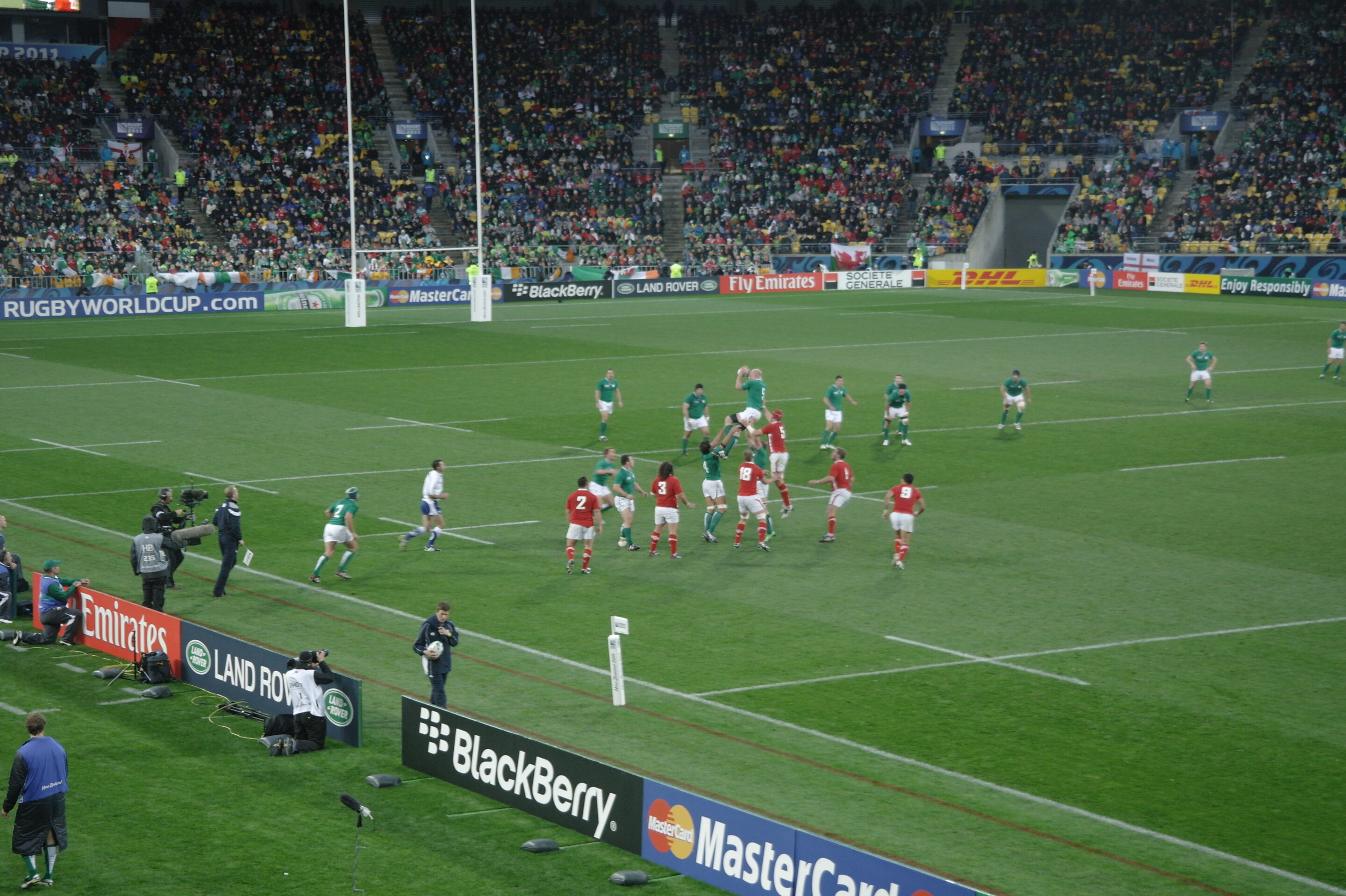 Touche durant la coupe du monde de rugby 2011 entre l'Irlande et le Pays de Galles.
